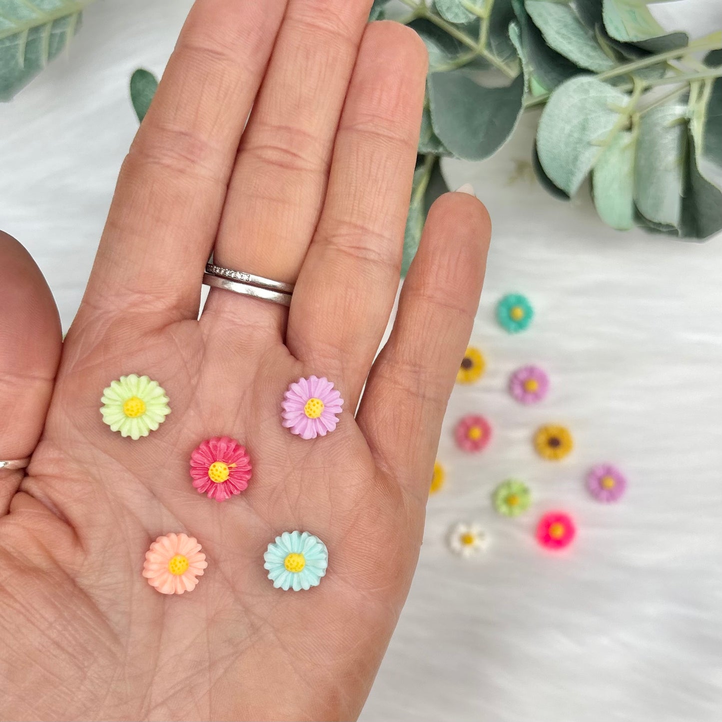 Mini Daises - Pack of 20 Cabochons