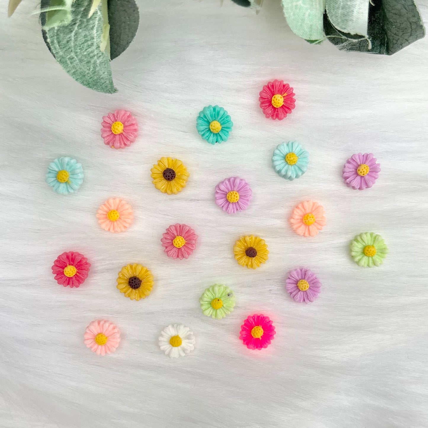 Mini Daises - Pack of 20 Cabochons