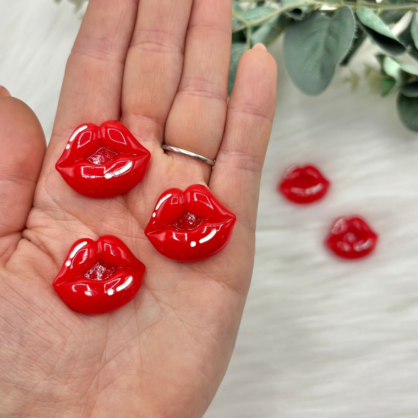 Kissing Lips - Pack of 5 Cabochons